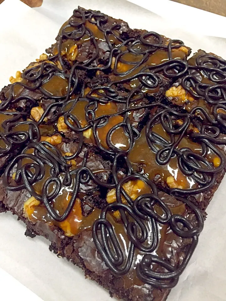 Caramel sauce and Nutella drizzle on my walnut brownies!|Amy Aliyyaさん