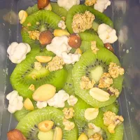 Sliced Kiwis with honey & cracker jack'd hearty mix berry yogurt😋|G.さん