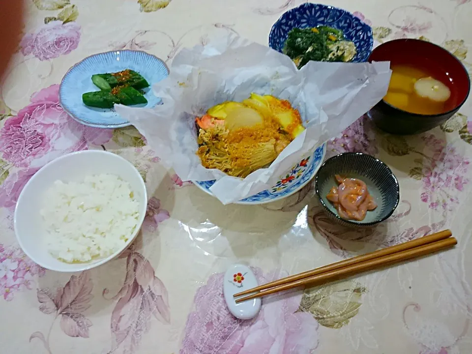 鮭の味噌だれ蒸し😌きうりの糠漬け😉塩辛😋春菊の卵とじ|たえさん