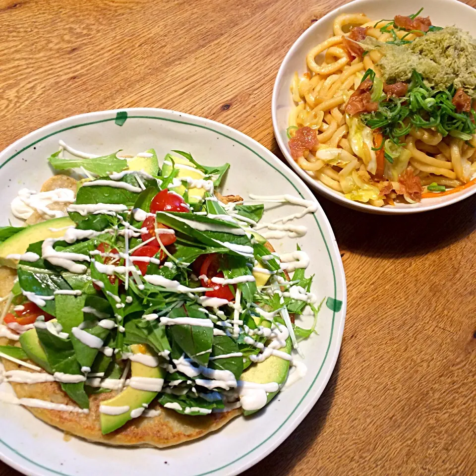 veganそば粉と豆腐を混ぜて焼いた生地にサラダをのせました。
梅干し入り焼うどん|makiko_aさん