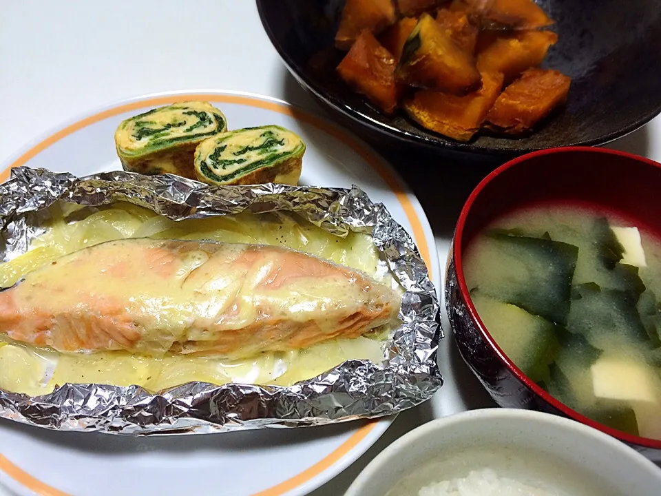 鮭のチーズホイル焼き
ワカメと豆腐のお味噌汁
かぼちゃの煮物|あいさん