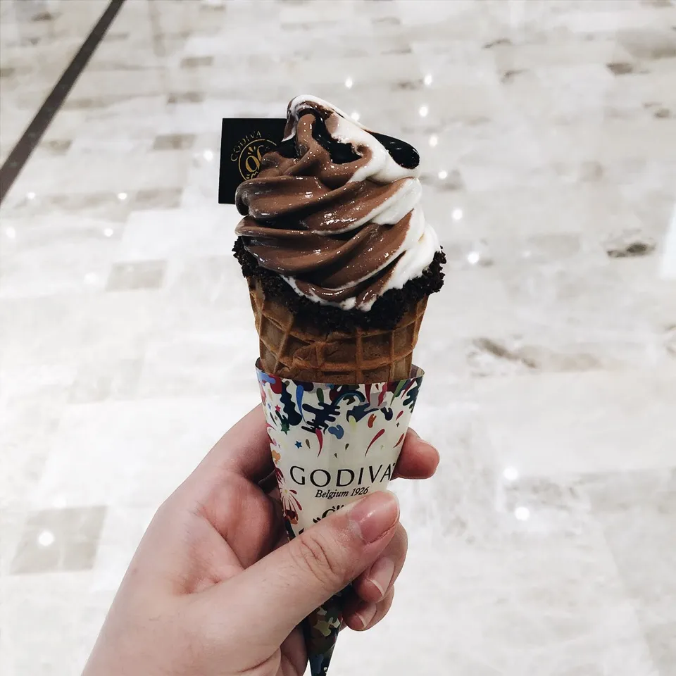 Godiva Chocolate x vanilla swirl icecreamcone|Yvonne Chenさん