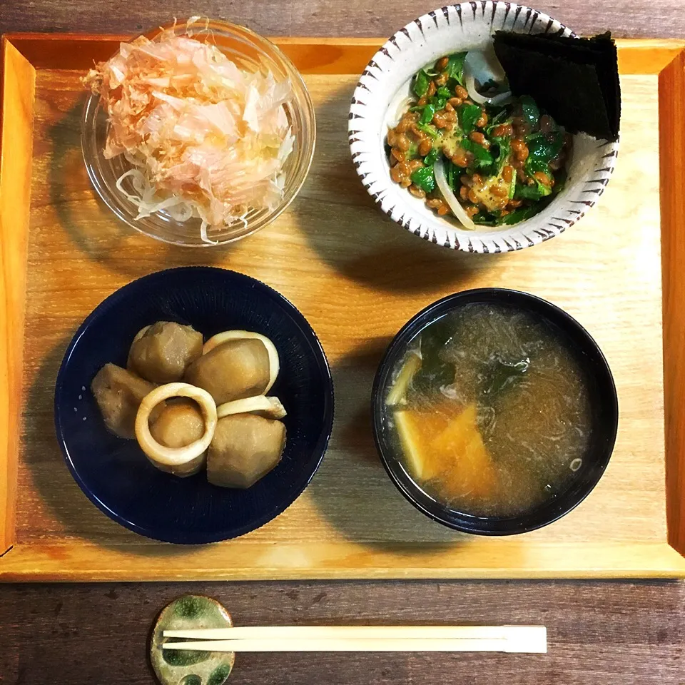 夕ごはん。いかと里いもの煮物、オニオンスライスに花ふわり、いか納豆パクチー、たけのことわかめのお味噌汁。|yukko7740さん