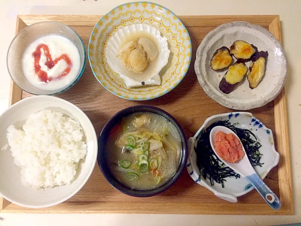 Snapdishの料理写真:野菜たっぷり味噌汁、ナスチーズ焼き、ホタテ蒸し（子供）明太子ご飯、ヨーグルト|ちゃこさん