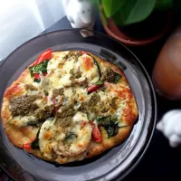 Rustic naan bread pizza.|oktokkiさん