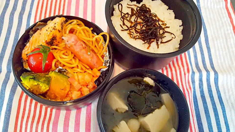 お弁当。ナポリタンとサーモンバジル焼きと南瓜と明太子ポテトとお味噌汁。どんな嘘ついたろおもてたら今日になりました( 'ω' )|エリカさん