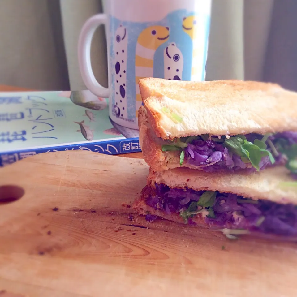 Snapdishの料理写真:Red cabbege sandwich with pea sprout|nakさん