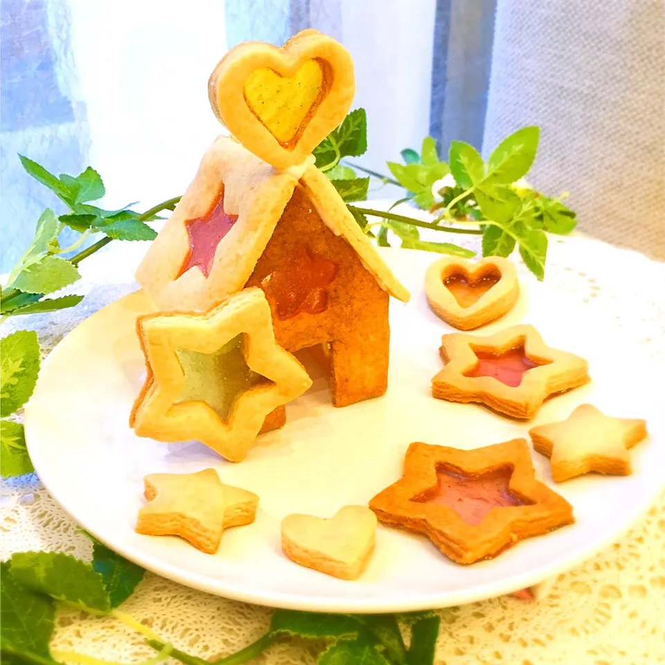 ステンドグラスクッキーでお菓子の家🏡|ゆうまま🍰さん