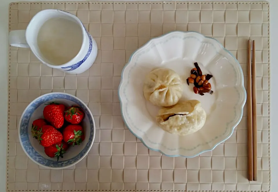 Snapdishの料理写真:Breakfast: buns, soy beans, strawberry, soymilk.|Liciaさん