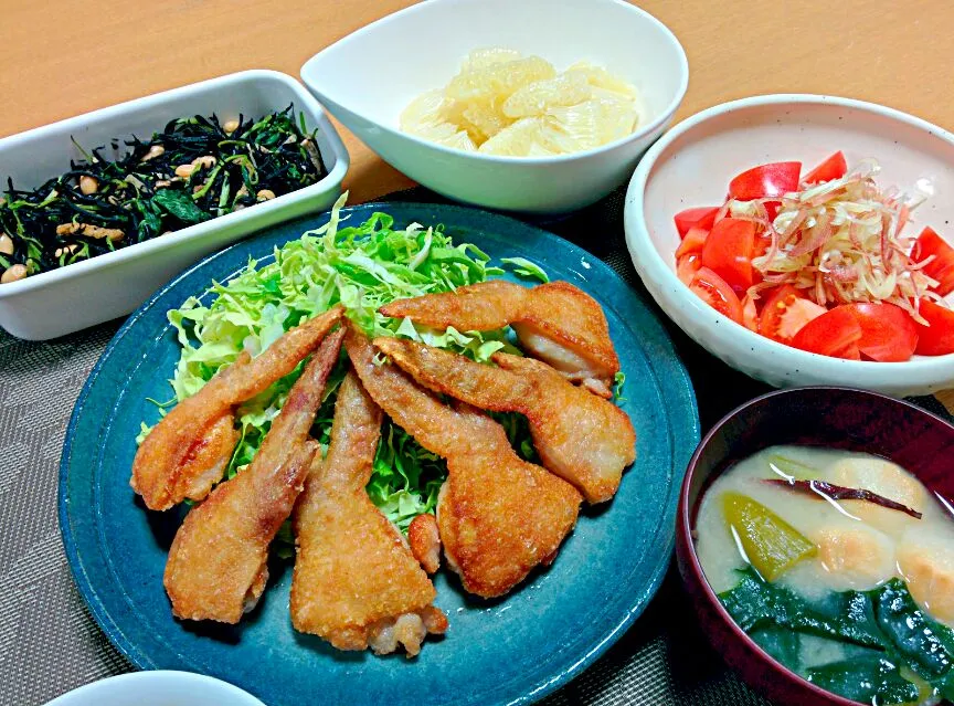 手羽先の唐揚げ、トマトとミョウガのサラダ、釜揚げひじき大豆三つ葉の炒め煮、パール柑|ねむねこさん