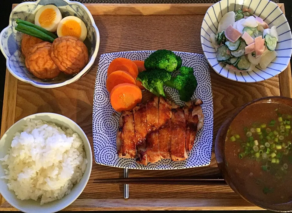 カリカリチキン焦がしバターソース
かぶのサラダ
魚河岸揚げの煮物
なめこの赤だし|ayumiさん