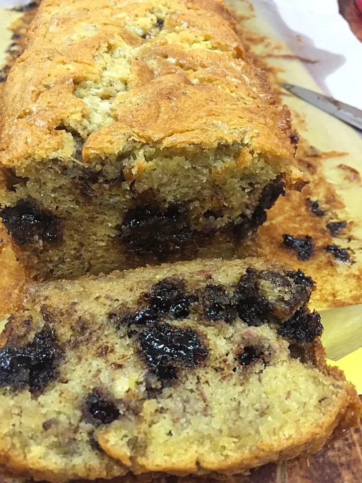 Converting my overripe bananas to walnut banana cake with chocolate chips 😅|Amy Aliyyaさん