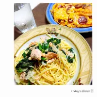 Snapdishの料理写真:鮭とほうれん草のクリームパスタ
餃子の皮ピザ|❤︎はるmama❤︎さん