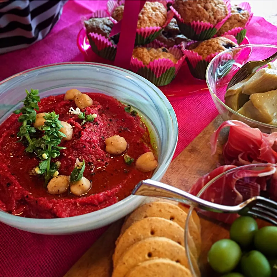 pink party 🌸🌸🌸 homemade beets hummus and mini-coconut blueberry and banana🍌cupcake|tayukoさん