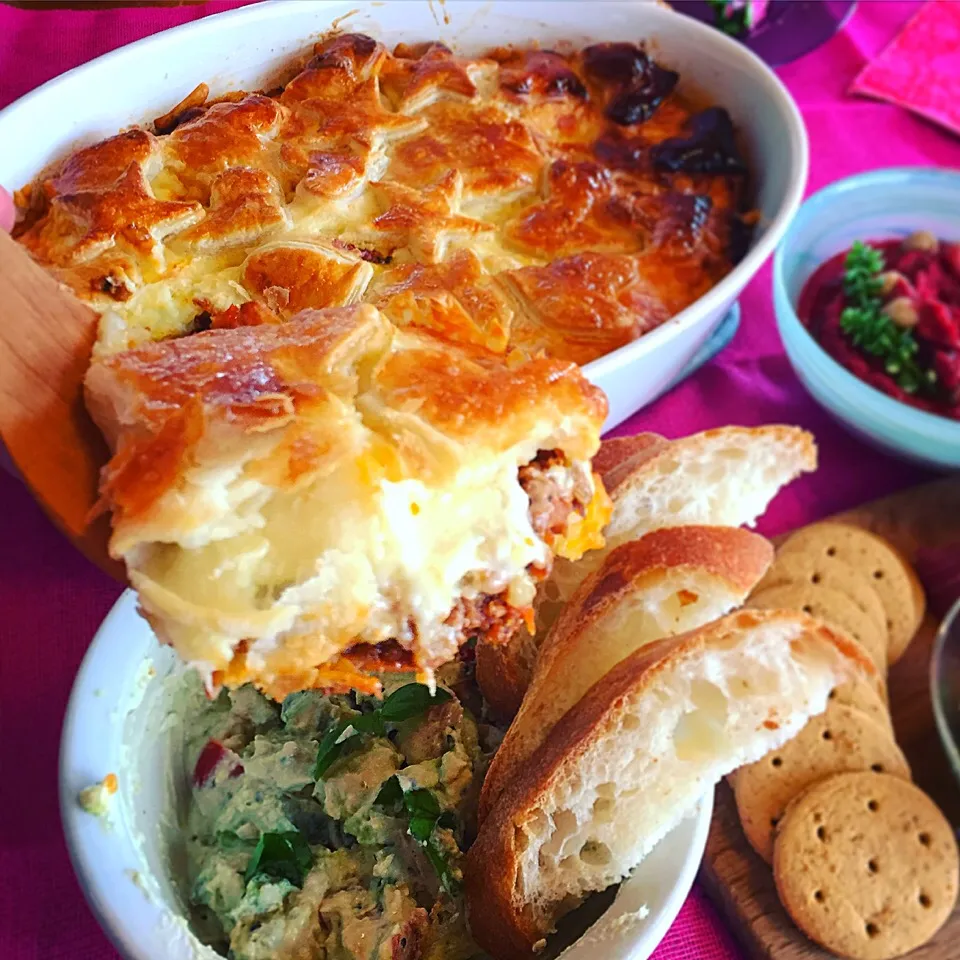 Snapdishの料理写真:homemade creamy mashed potato with bolognaise gratin🧀 avocado dip🌸|tayukoさん