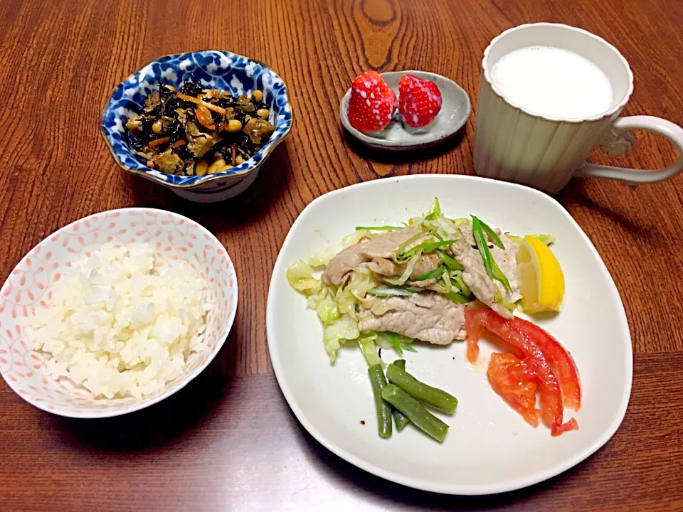 Snapdishの料理写真:ひじきと大豆の煮物、豚のネギ塩焼き、いちご🍓🍳|めいこさん