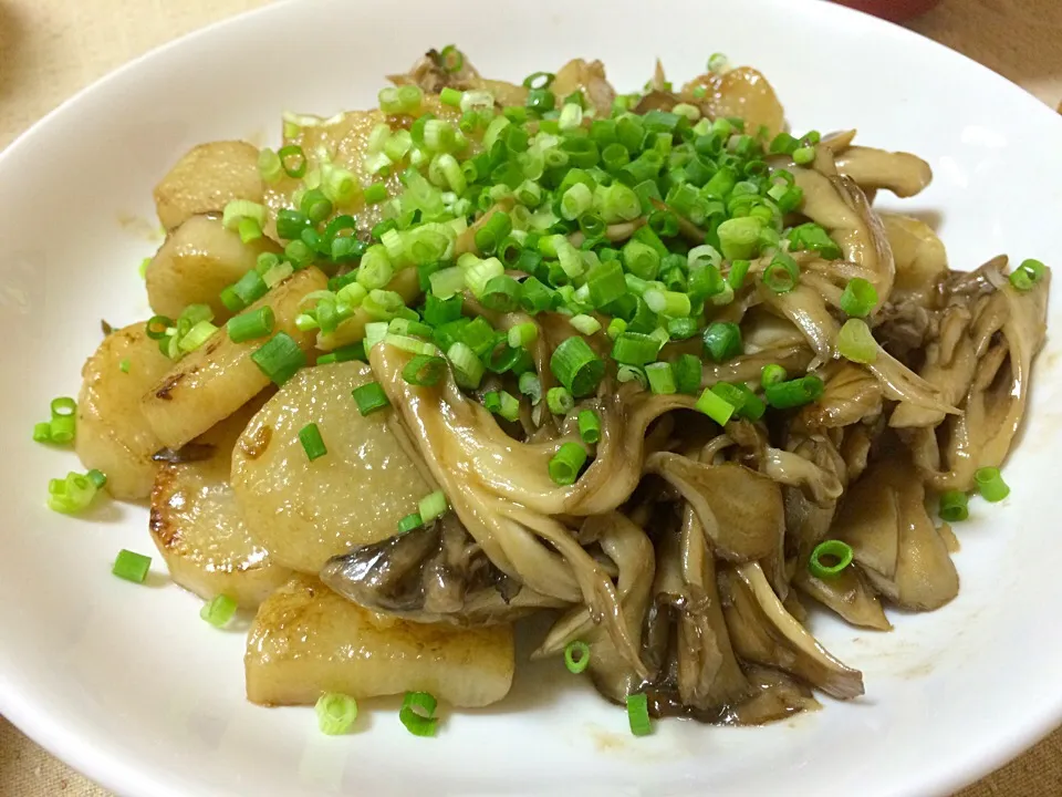 Snapdishの料理写真:長芋と舞茸のバター醤油炒め|Hiropanさん