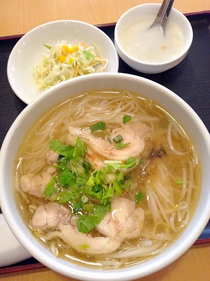 Snapdishの料理写真:グィティアオ ナム ガイ（鶏肉入りラーメン）@シャム チャントラー（浦和）|Kazuya Miyukiさん