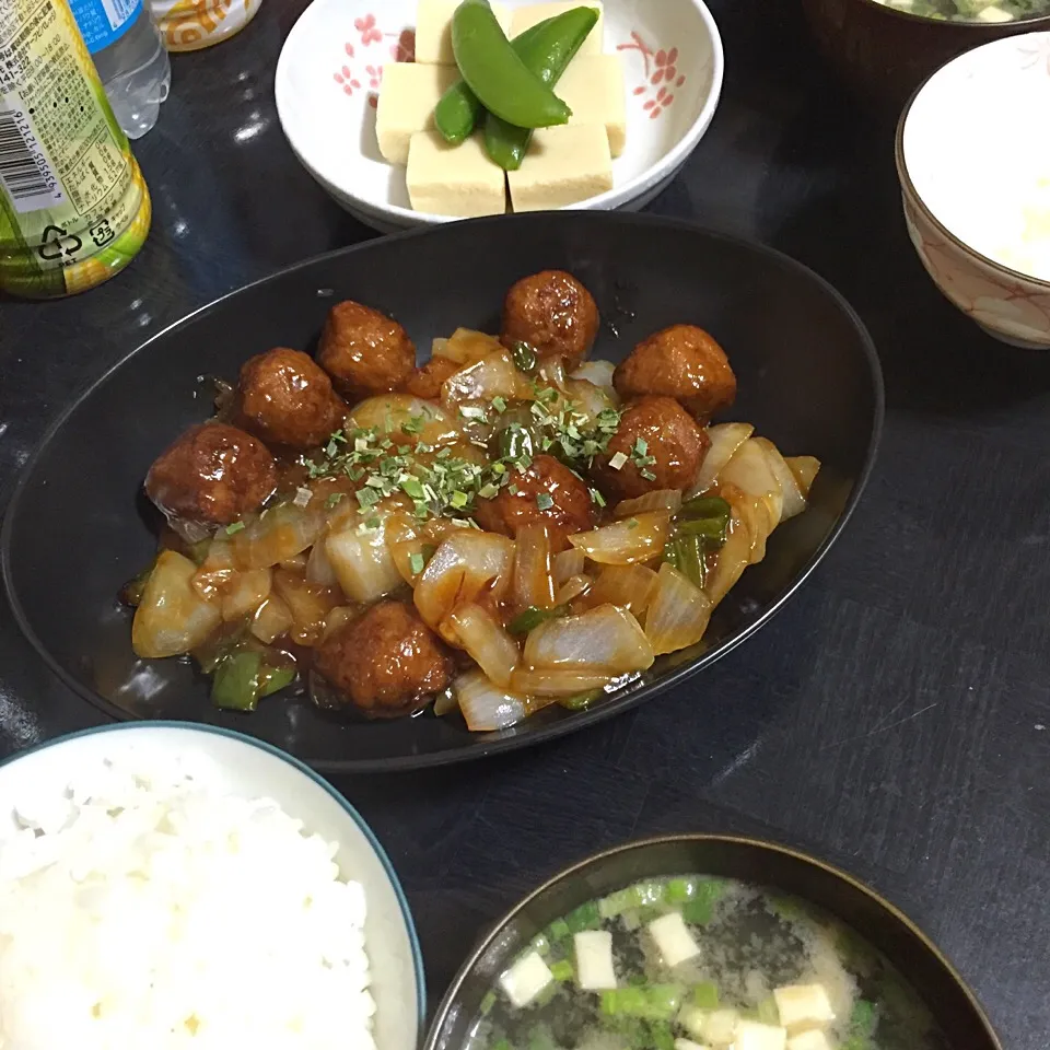 今日の晩ご飯は、肉団子の甘酢あんかけ炒め、ひとくち高野豆腐とスナップえんどうの炊いたんの、味噌汁。|ゆえさん