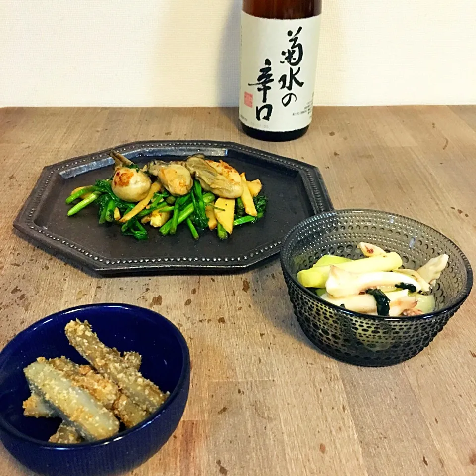 Snapdishの料理写真:夕ごはん。せり、たけのこ、牡蠣の魚醤炒め。ねぎ、イカ、わかめのぬた。ごぼうの胡麻和え。菊水の辛口。|yukko7740さん