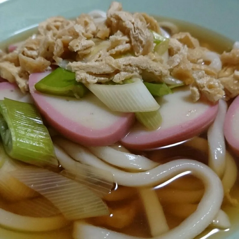 きつねうどん。油揚げはめんつゆと砂糖で味付けしておく。いつもは大きいままの油揚げで作ります。|のーなさん