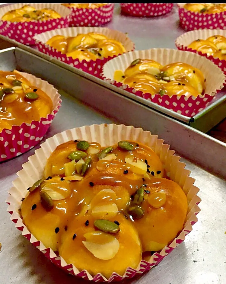 Bee hive bun with salted caramel sauce 🐝|Amy Aliyyaさん