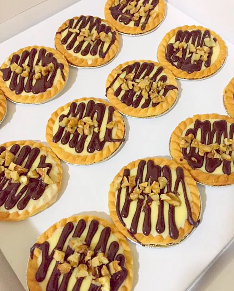 Cream cheese tarts with Nutella drizzle and chopped almonds|Amy Aliyyaさん