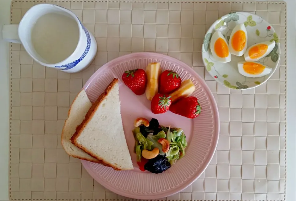 Snapdishの料理写真:Breakfast: toast, fried cabbage with tomato, black fungus, and cashew nuts, boiled egg, strawberry and apple, soy milk.|Liciaさん