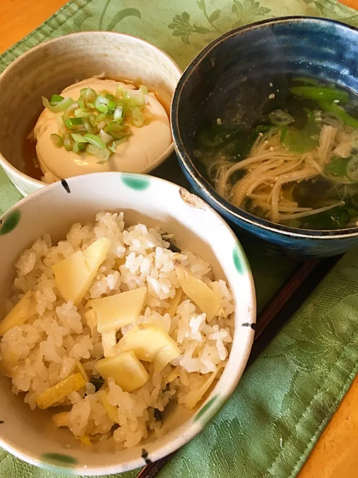 Snapdishの料理写真:タケノコ初めて茹でた、タケノコご飯朝ご飯。|hiromangeさん