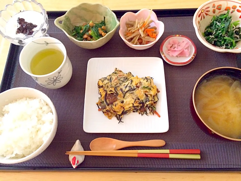 朝ご飯定食:ひじきの煮物たっぷりの卵焼き&納豆のニラ和え&ほうれん草とじゃこのさっぱり和え&きんぴらごぼう&じゃがいもと新玉ねぎのお味噌汁&桜色のお漬物&プルーンヨーグルト|pigmegさん