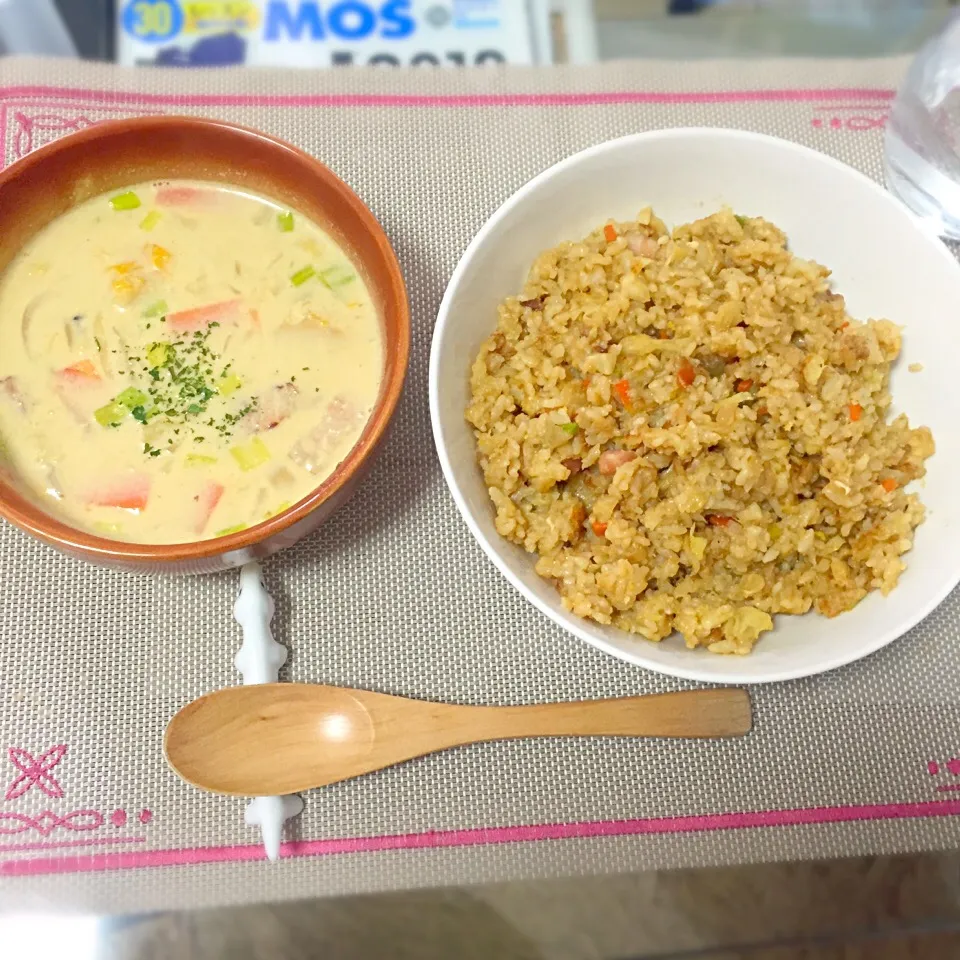 Snapdishの料理写真:牛脂チャーハン
ミルク味噌スープ|OGIPAINさん