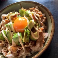 Snapdishの料理写真:かんたんアボカド豚丼|ちゅーばっかさん