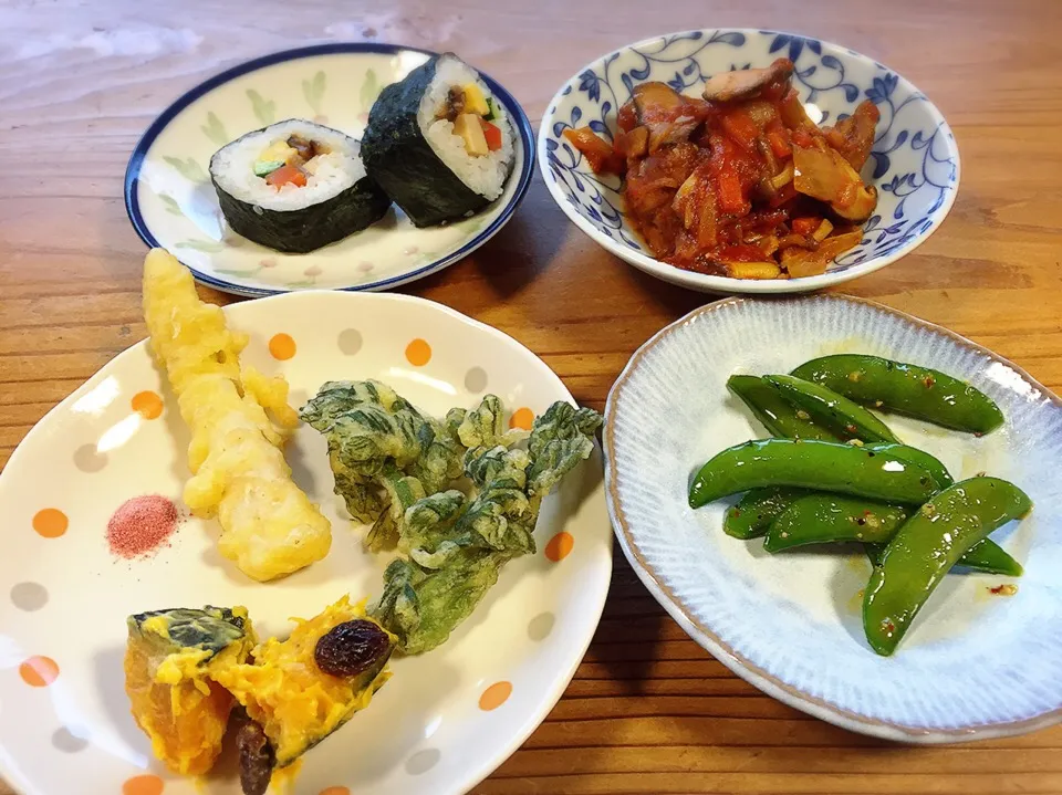 たらの芽、たけのこのてんぷら、カボチャのサラダ、巻寿司、昨日のあまりのトマト煮、スナップエンドウのレモンドレッシング|pepiさん