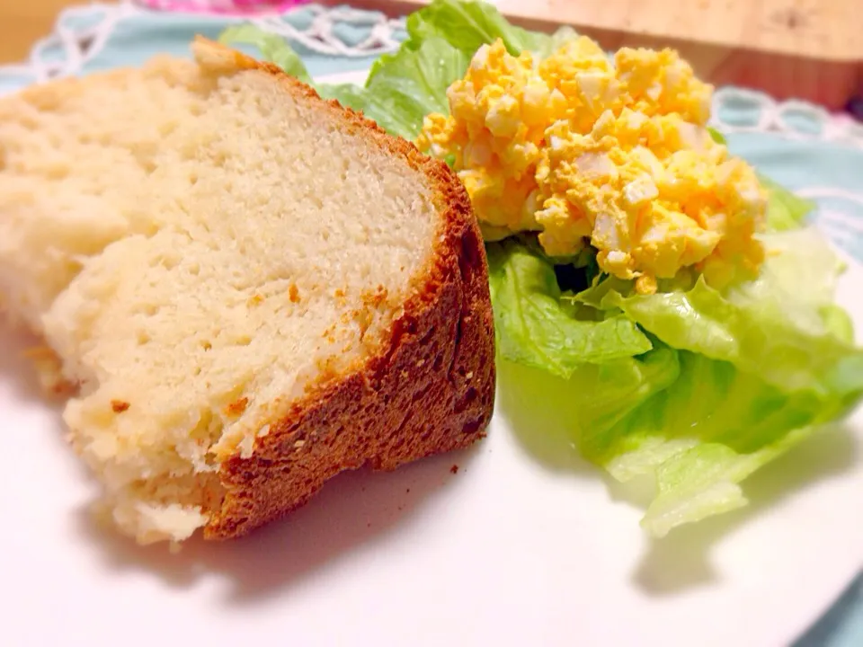 米粉パンに卵を添えて🍞|えいぽんさん