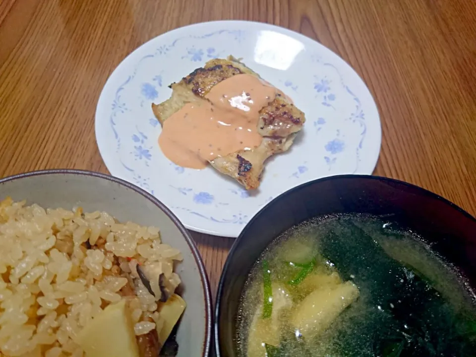 Snapdishの料理写真:・鰆のムニエル
・ワカメと薄揚げの味噌汁
・たけのこご飯|ようかんさん