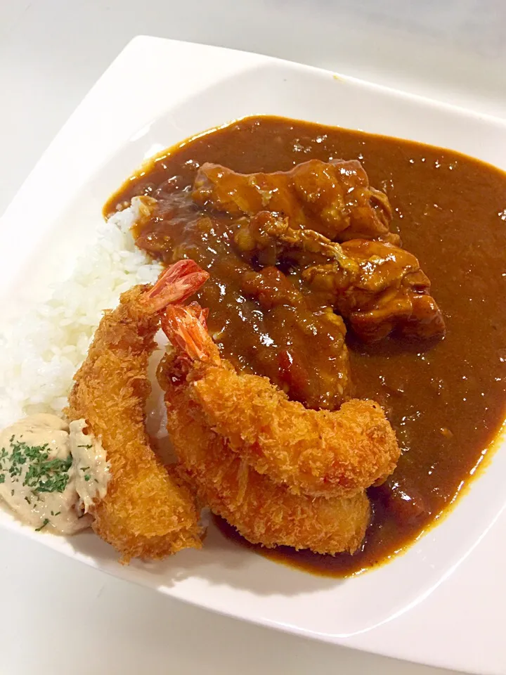 辛辛チキンカレー、海老フライ添え|Mayumi Konishiさん