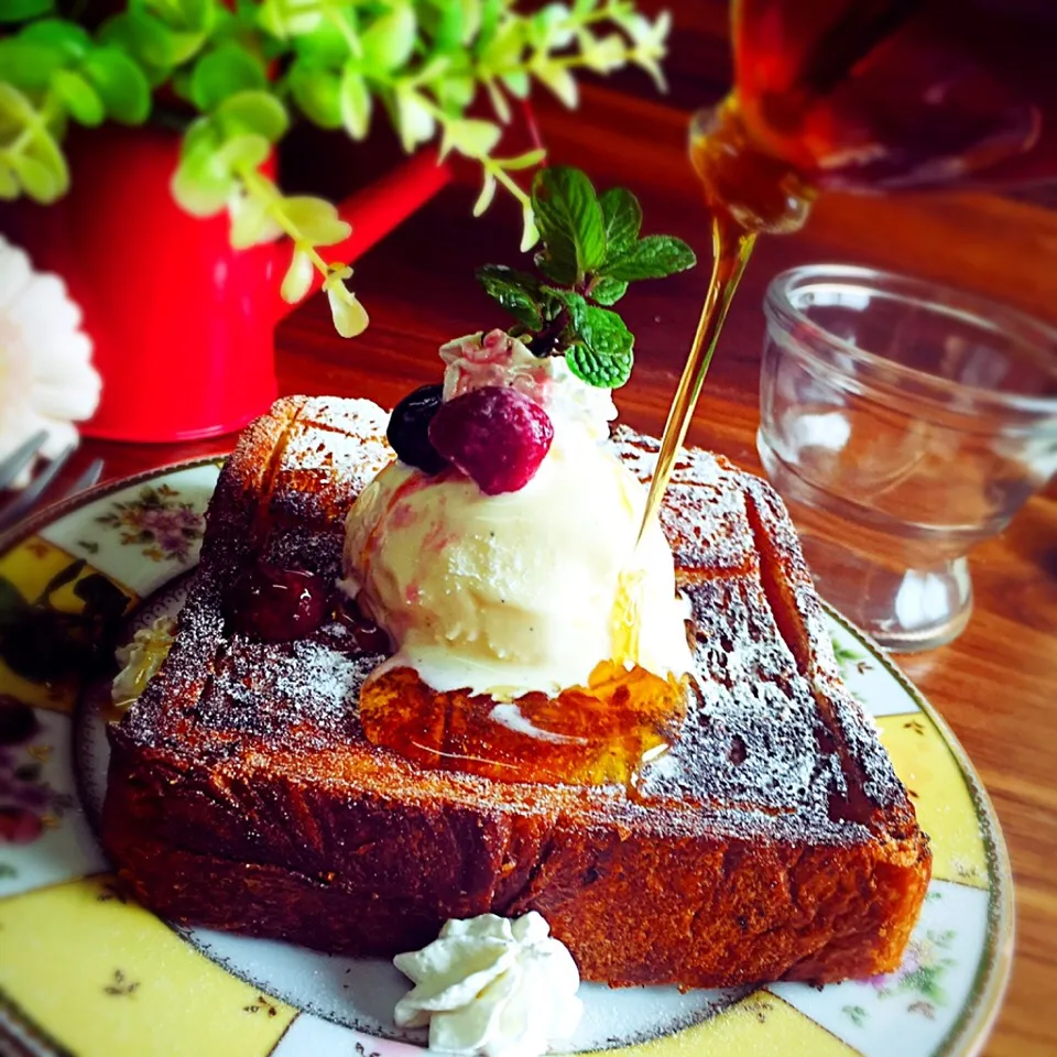 Snapdishの料理写真:デニッシュ食パンで‼︎ バニラアイスの ハニートースト🍞😍🍦|AKUBI*:ஐ(●˘͈ ᵕ˘͈)さん