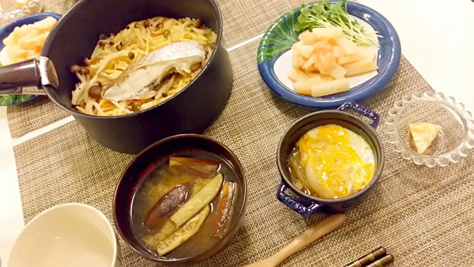 今日の夕食　鯛の炊き込みご飯、ゆで大根の明太子サラダ、玉ねぎの卵とじ、カマンベールチーズの味噌漬け、なすの味噌汁|pinknari🐰🌈さん