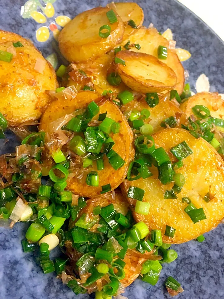 izoomさんの料理 じゃがいものアサツキ&おかかまみれ 【Fried potatoes dusted w/ Japanese chive and bonito flakes 】|kiyoさん