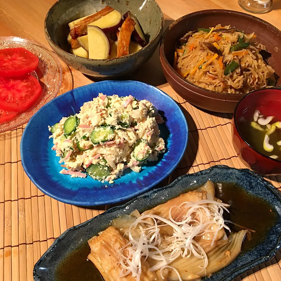 えいひれ煮つけ
おからサラダ
さつまいもと薩摩あげ煮物
切り干し大根煮
トマト🍴|ba.a.ba_キッチンさん