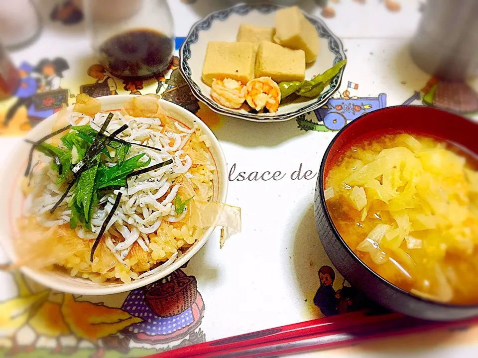 しらす丼、高野豆腐、キャベツのお味噌汁。|ちいさん