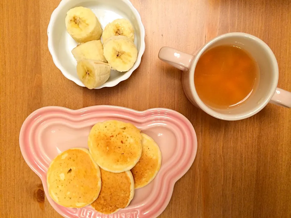 Snapdishの料理写真:4月1日の夜ごはん🌙9ヶ月ちゃんの離乳食👶パンケーキ、納豆のお味噌汁、バナナ🍌|Sanjiさん