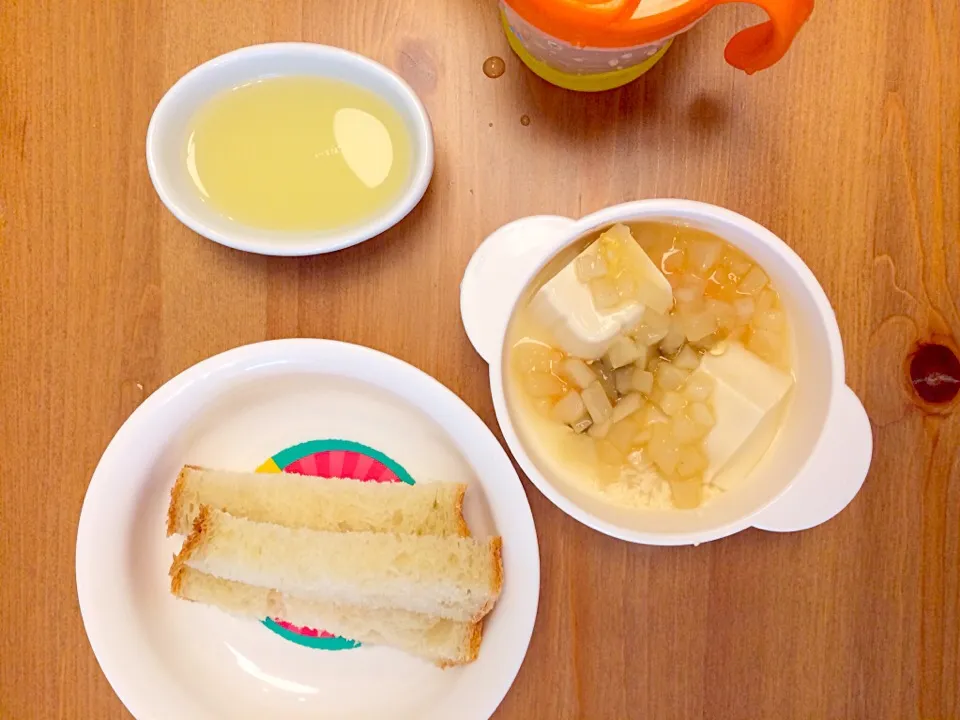 Snapdishの料理写真:4月3日の朝ごはん☀︎9ヶ月ちゃんの離乳食👶食パン、豆腐➕カブあんかけ、りんごゼリー🍎|Sanjiさん