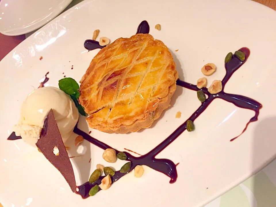 Homemade apple pie with vanilla ice cream|Sky Blueさん