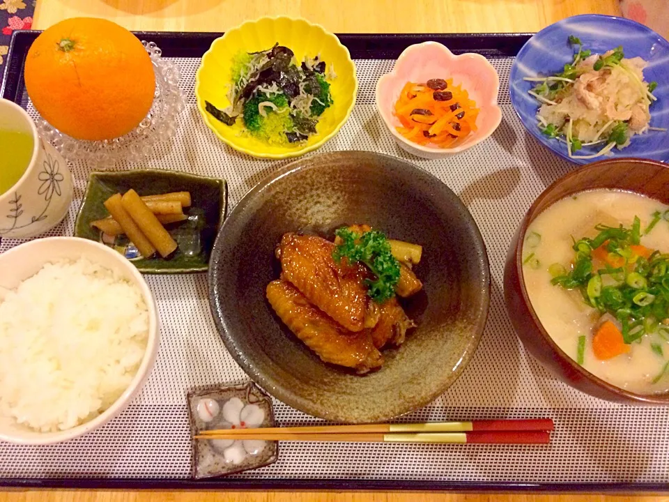 夕定食:手羽先とごぼうの甘辛煮&具沢山豚汁&人参ラペ&ブロッコリーのしらすのりサラダ&豚しゃぶのおろし和え&柑橘1つ|pigmegさん