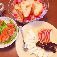 贅沢な朝食
チーズとリンゴと枝つきレーズンとバケット|うめしゃんさん