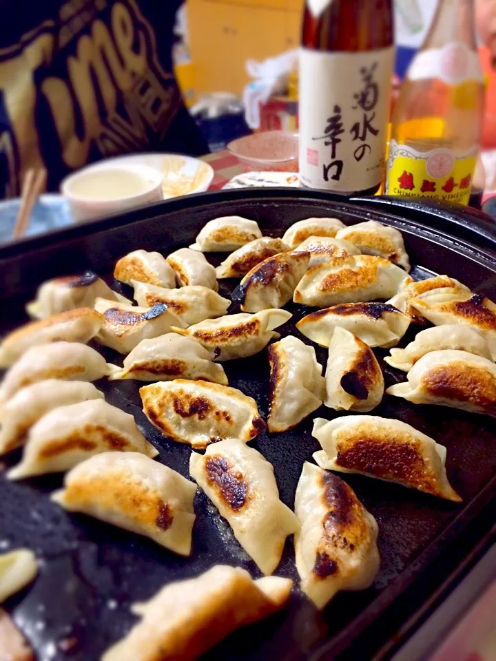 Snapdishの料理写真:こんがり焼き餃子。みんな大好きなのでいつも100個作ります(*^o^*)。|hanakoさん