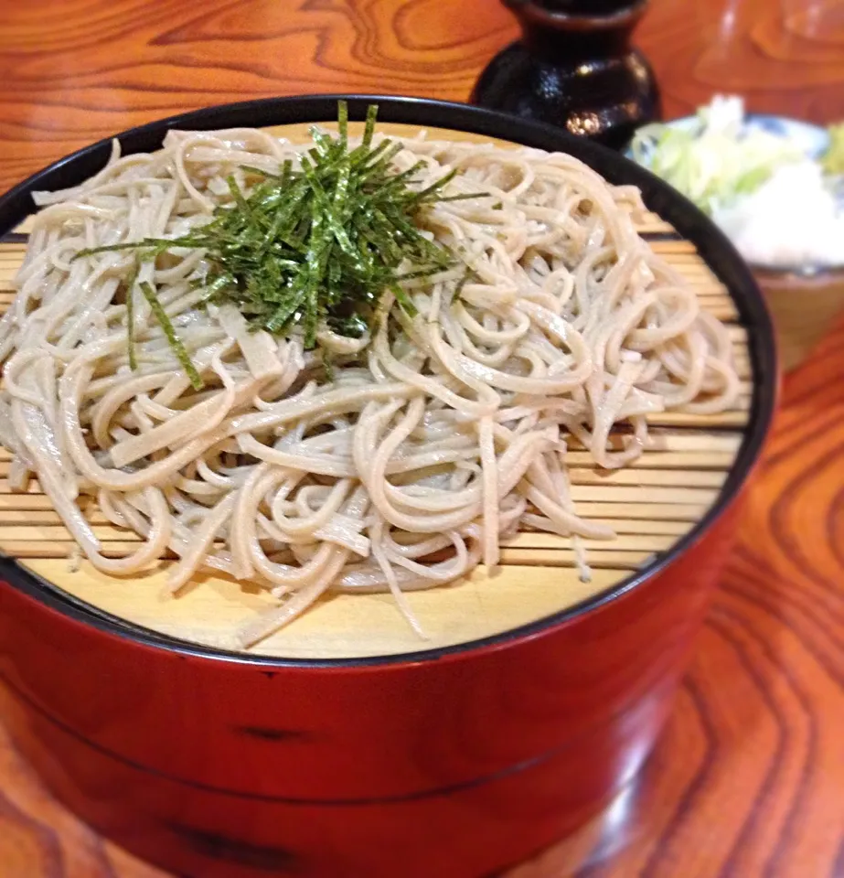 営業マンの昼ごはん  ざるそば二枚盛り  ん？蕎麦が短いぞ^^; うまいけどね|ぽんたさん