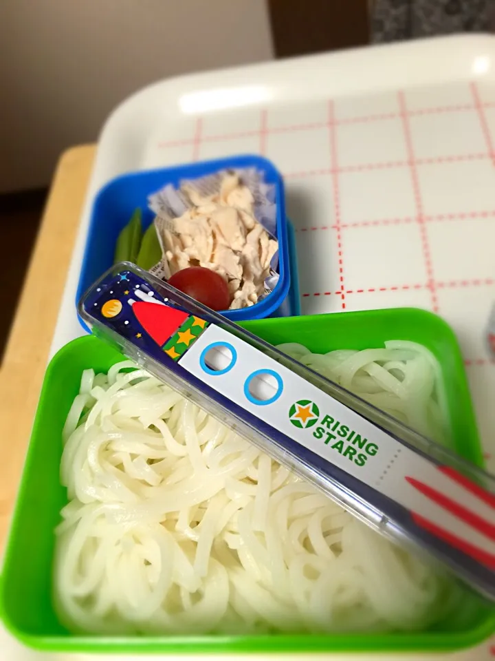 うどん作りの日なので、食べられない子用に。米麺、鶏ささみのマヨドレ和え、など。|アンデルセンさん