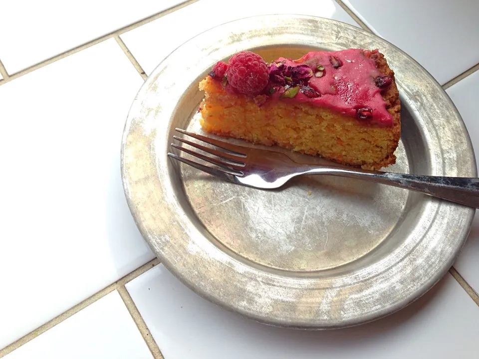 Snapdishの料理写真:Carrot cake with raspberry grazed|Meeさん